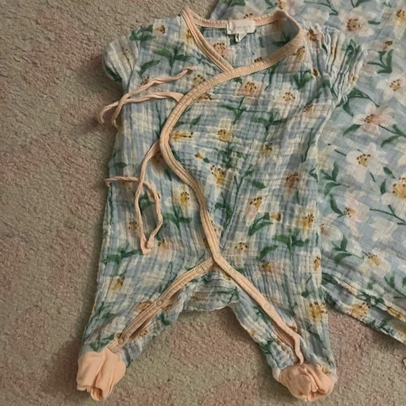 EUC Angel Dear Lilly flower footless onesie with matching swaddle, size 3-6 mon - Picture 2 of 4